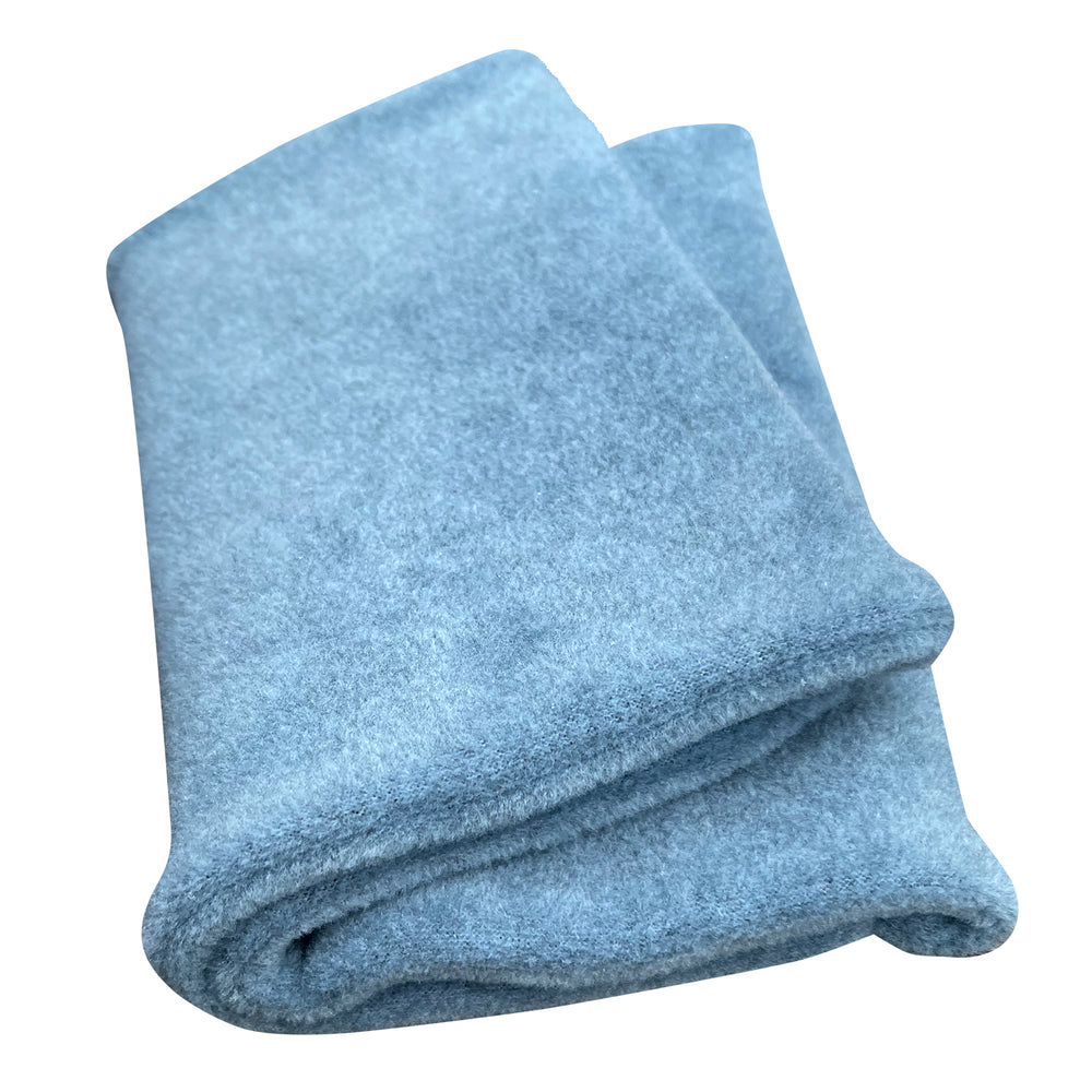 Gefalteter Fleece-Schlupfschal „Unser Wärmster“ in Rauchblau, handgenäht, doppellagig, ideal für Kinder und Erwachsene, gefertigt von Wollhuhn in Deutschland.