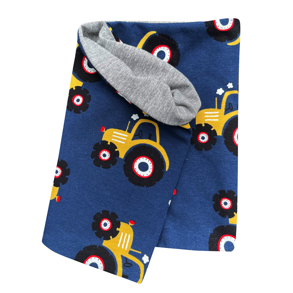 Wollhuhn leichter Jersey-Loop mit Traktormuster, handgemacht, weich und locker, ideal für Kinder. Perfekt für Übergangszeiten, mit wendbarem Innenfutter.