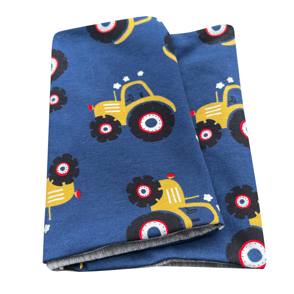 Wollhuhn Leichtes Öko Jersey Loop mit Traktormuster, handgemacht in dunkelblau/gelb. Weicher, locker sitzender Schlupfschal, ideal für Frühling und Herbst.