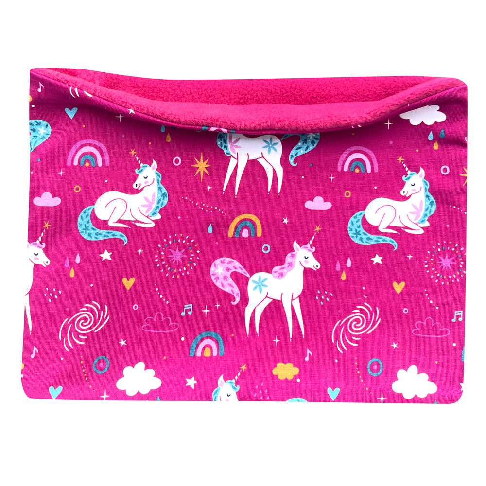 Wollhuhn Halstuch/Schlupfschal/Loop WARM mit Fleece-Innenfutter, zeigt rosa Einhörner und Regenbogenmuster auf weichem Stoff, ideal für kalte Tage.
