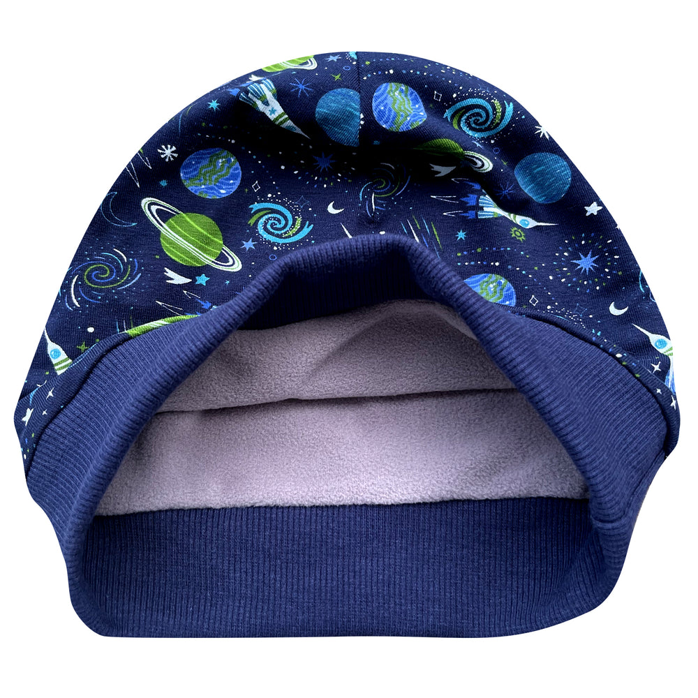 Wollhuhn ADD-ON Fleece-Futter für die Dünnen Beanies: Blaue Beanie mit Weltraummotiv, bestückt mit Öko-Sportfleece, verwandelt die Mütze in eine kuschelige Winterbeanie.