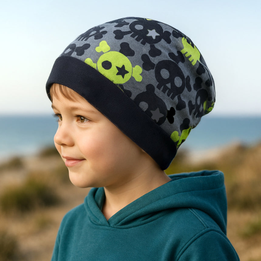 Wollhuhn Dünne Öko Beanie-Mütze mit Skulls-Muster, handgemacht aus dehnbarem Öko-Jersey, ideal für Übergangszeiten, passt bequem unter Helme, gefertigt in Deutschland.