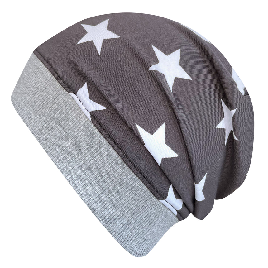 Wollhuhn Dünne Öko Beanie-Mütze Sommer/Übergang Einlagig Sterne Grau/Weiß, handgenäht, weiches Jersey-Material, elastisch, ideal für Kinder, mit weißen Sternen auf grauem Hintergrund.