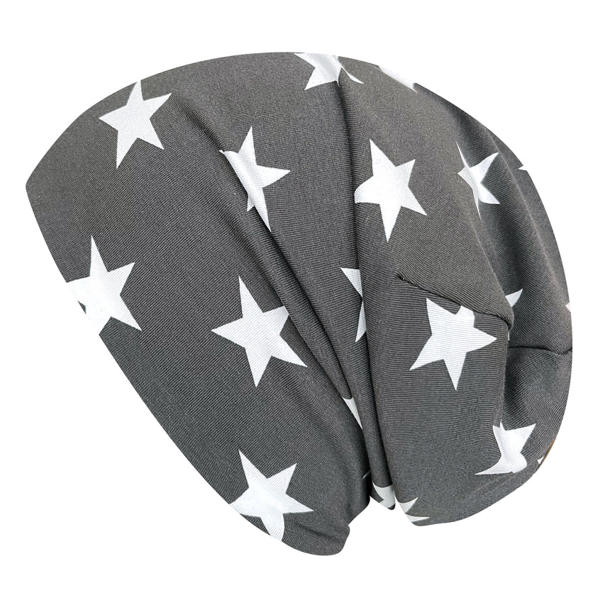 Wollhuhn Öko Long Beanie / Wendemütze: Zweilagige, handgefertigte Mütze aus grauem Jersey mit weißen Sternen, ideal für ganzjähriges Tragen, bequem und wachstumsfreundlich.