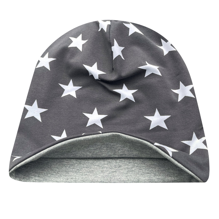 Wollhuhn Öko Long Beanie: Schwarze Wendemütze mit weißen Sternen, aus weichem Baumwolljersey, zweilagig und formbeständig, für ganzjähriges Tragen geeignet.