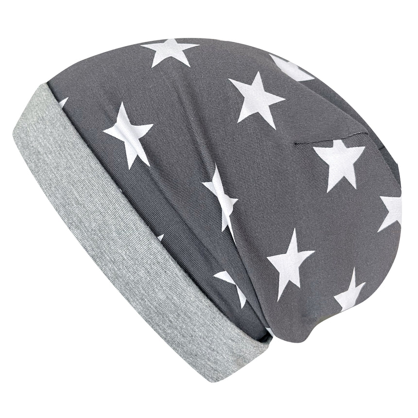 Wollhuhn Öko Long Beanie, Wendemütze, zweilagig, mit grauem Jersey und weißen Sternen. Handgefertigt, weich und dehnbar, ideal für ganzjähriges Tragen.