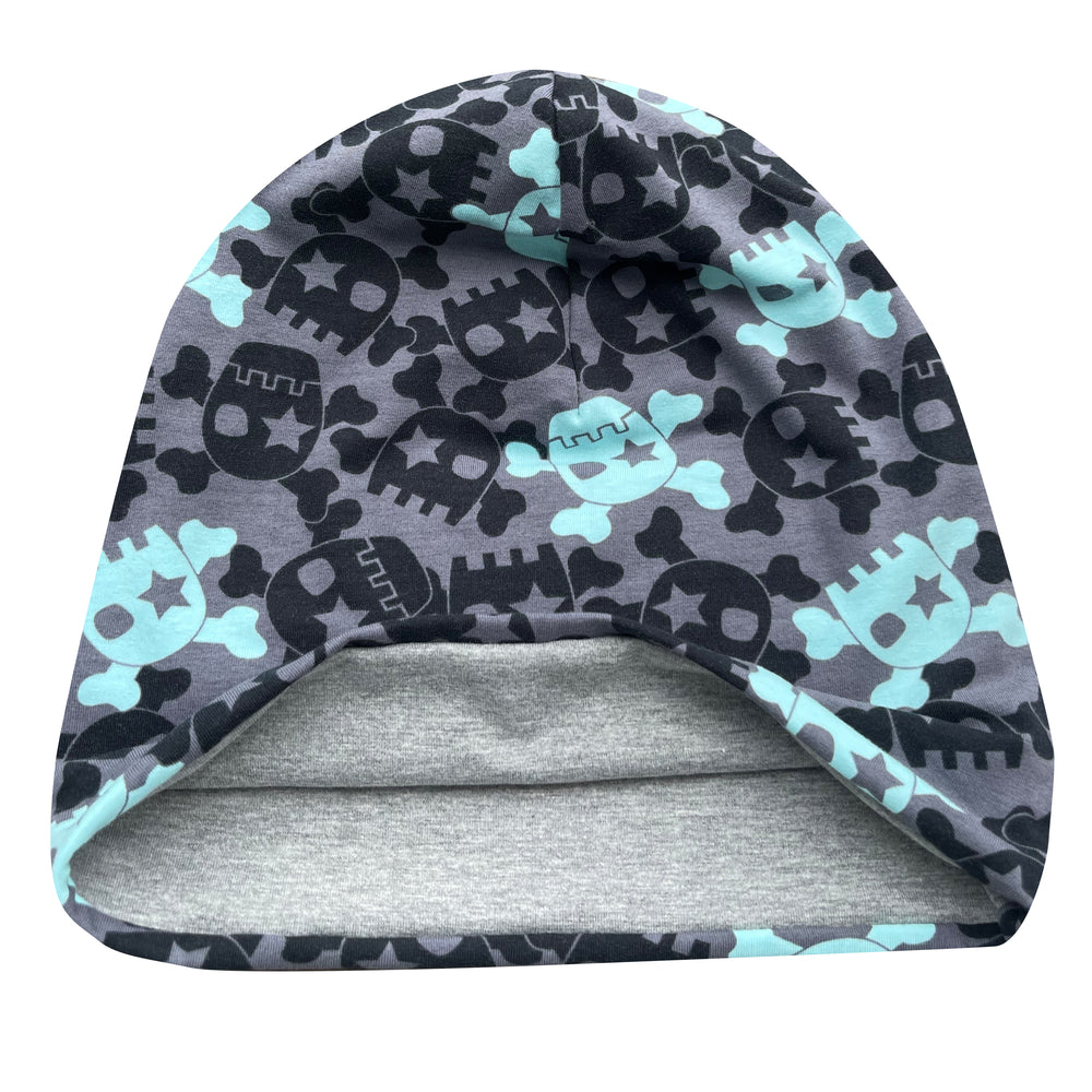 Wollhuhn Öko Long Beanie mit blauen Totenköpfen auf dunkelgrauem Jersey, zweilagig und wendbar, handgefertigt in Deutschland, ideal für Kinder und Jugendliche.