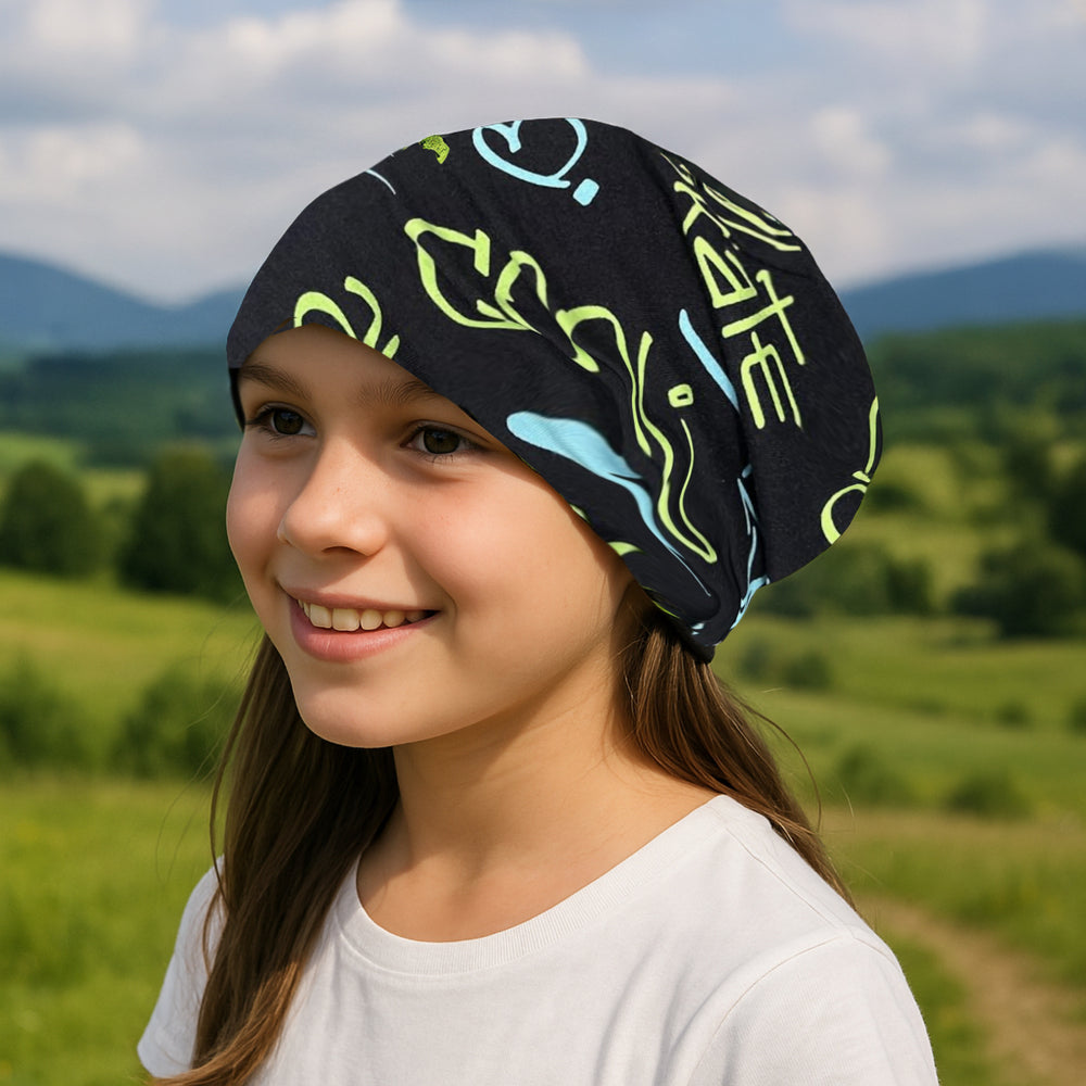 Mädchen mit Wollhuhn Öko Long Beanie, schwarz-blau-grün, zweilagig. Lässiger Sitz, ideal für Kinder, ganzjährig tragbar. Hergestellt in Deutschland.