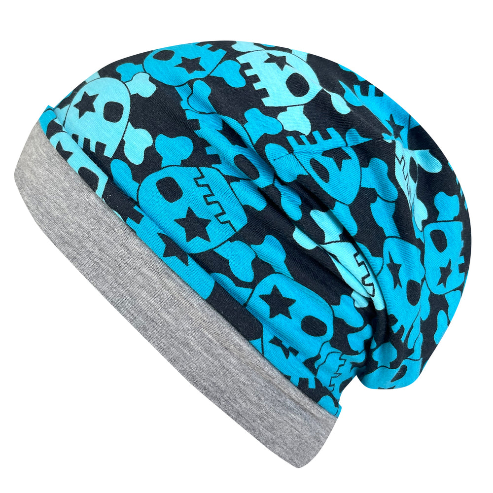 Wollhuhn Öko Long Beanie / Wendemütze, zweilagig, blau-schwarz mit Totenkopf-Muster. Aus weichem Jersey, wendbar, ideal für Kinder, angenehm und formbeständig.