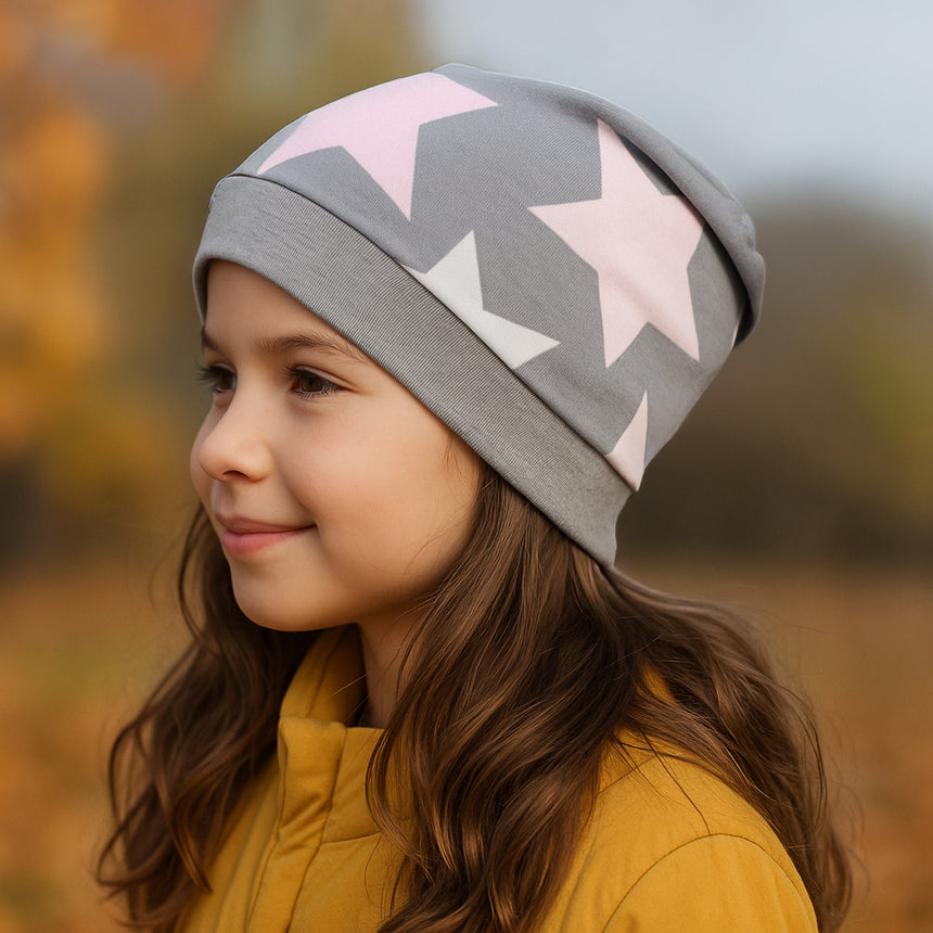 Mädchen trägt Wollhuhn Dünne Öko Beanie-Mütze Sommer/Übergang Einlagig Big Stars Sterne Grau/Rosa/Pink im Herbst, lächelnd, im Profilansicht.