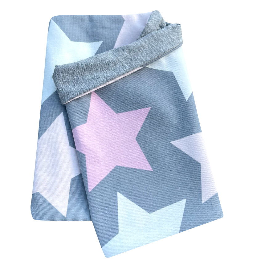 Wollhuhn Leichtes Lockeres Öko Jersey Halstuch mit großen Sternen, gefaltet, handgefertigt und perfekt für Kinder, ideal für Übergangszeiten.