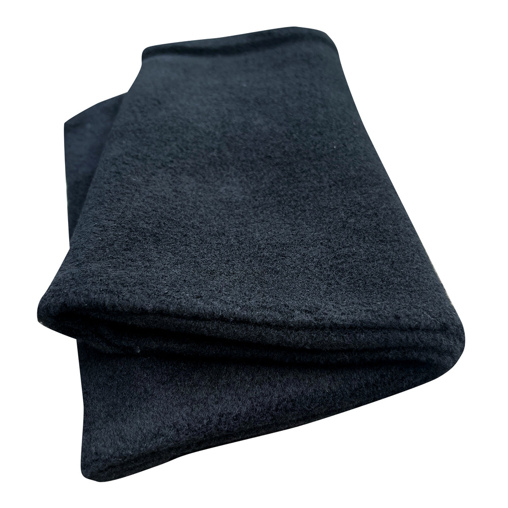 Wollhuhn WINTER Halstuch/Schlupfschal „Unser Wärmster“, einfarbig schwarz, doppellagiger Fleece, handgefertigt, ideal für Kinder und Erwachsene, auf weißem Hintergrund gefaltet.