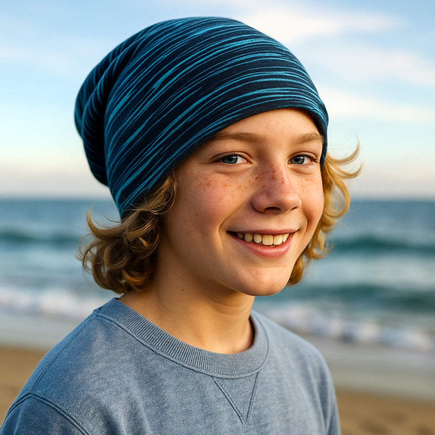 Junge trägt Wollhuhn Öko Long Beanie, Wendemütze, zweilagig, komfortabel und langlebig. Perfekt für das ganze Jahr, ideal für empfindliche Kinderhaut.