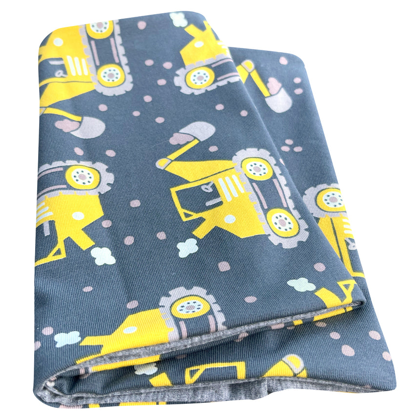 Wollhuhn Leichtes Öko Jersey Halstuch, gefaltet mit gelben Fahrzeugen, handgemacht in Deutschland, weich und ideal für Übergangszeiten.