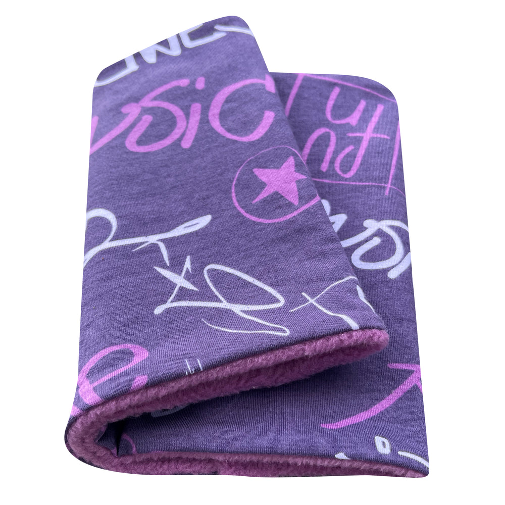 Wollhuhn Halstuch / Schlupfschal / Loop WARM, Innen Fleece, zeigt purpurfarbenen Stoff mit weißen Schriftzügen, handgemacht, weich und angenehm tragbar für Kinder und Erwachsene.