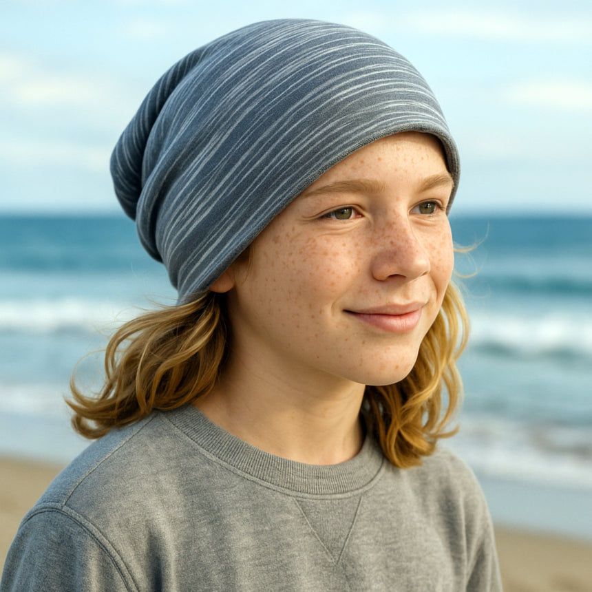Wollhuhn Öko Long Beanie / Wendemütze, zweilagig, Lines Grau, getragen von einer Person mit langen Haaren. Bequemer Sitz, perfekt für ganzjähriges Tragen.