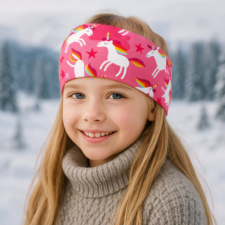Mädchen trägt Wollhuhn Elastisches Öko Stirnband / Haarband Jersey Zweilagig Breit Happy Unicorn, ideal für Outdoor-Aktivitäten, handgemacht aus Bio-Baumwolle in Deutschland.