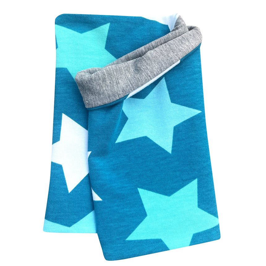 Wollhuhn Leichtes Lockeres Öko Jersey Halstuch mit blauen Sternen, handgemacht in Deutschland. Weicher Schlupfschal, ideal für Übergangszeiten, mit Wendemöglichkeit.