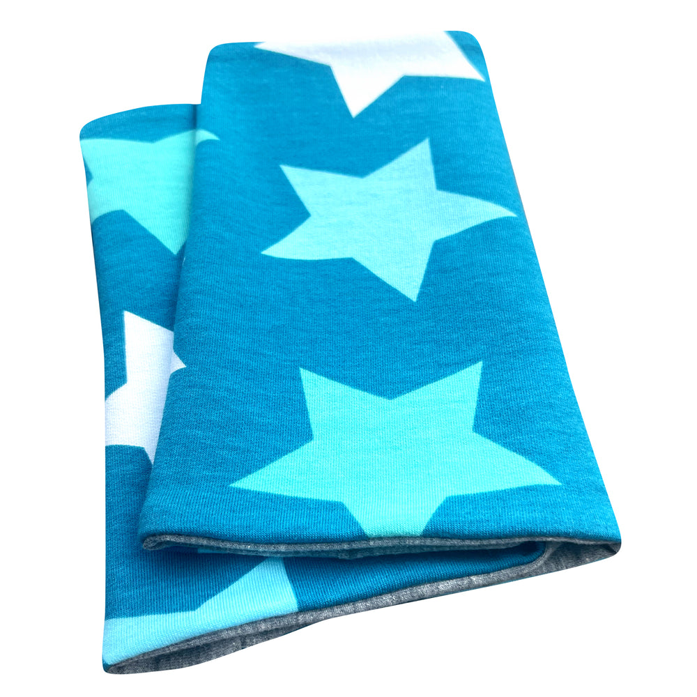 Wollhuhn Leichtes Lockeres Öko Jersey Halstuch mit großen blauen Sternen, handgemacht, weicher Stoff, ideal für Übergangszeiten, für Kinder leicht über den Kopf zu ziehen.
