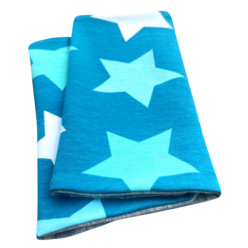 Wollhuhn Leichtes Lockeres Öko Jersey Halstuch mit großen blauen Sternen, handgemacht, weicher Stoff, ideal für Übergangszeiten, für Kinder leicht über den Kopf zu ziehen.