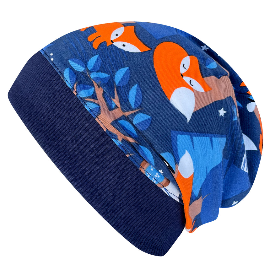 Wollhuhn Dünne Öko Beanie-Mütze in Blau mit Fuchs- und Baumdesign, ideal für Übergangszeiten, handgemacht aus Öko-Jersey, flexibel und bequem für Kinder.