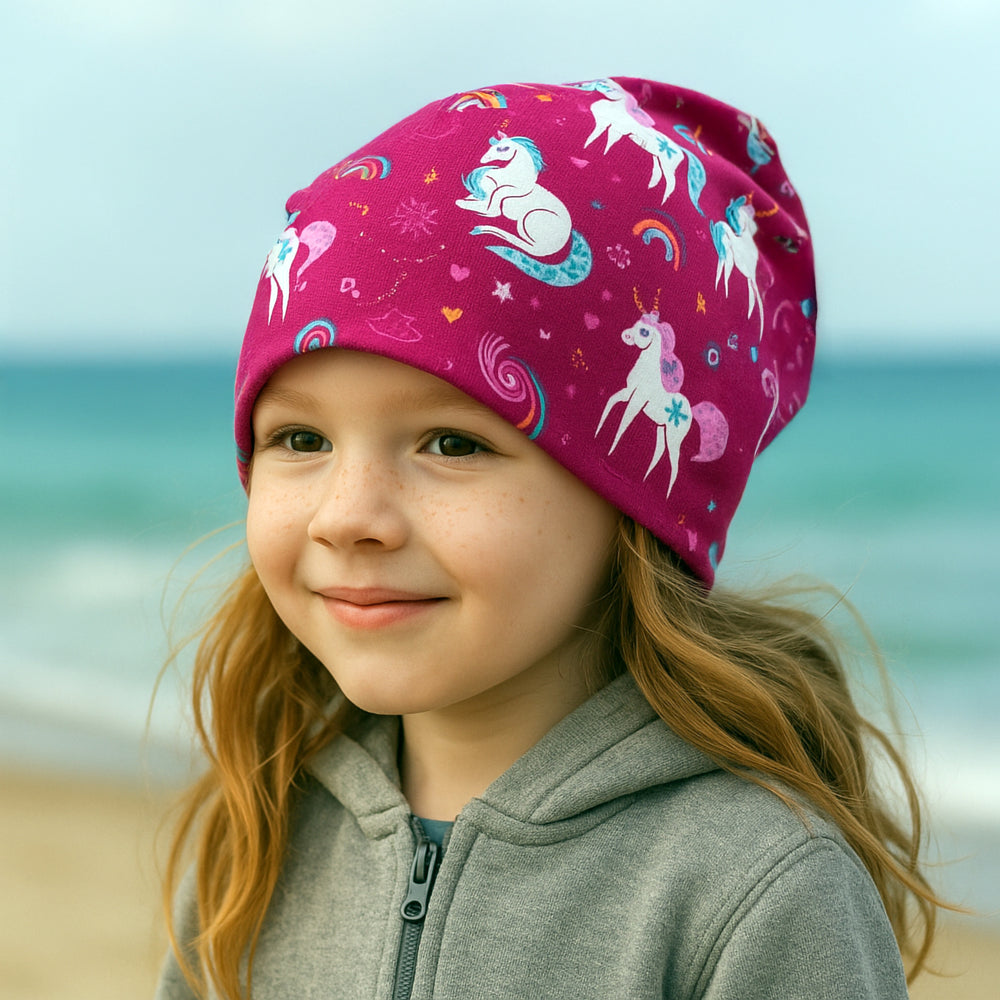 Wollhuhn Öko Long Beanie, zweilagig, handgemacht, lässiger Schnitt, wendbar mit Einhorn-Motiv. Perfekt für Kinder, ideal für Übergangswetter und milden Winter.