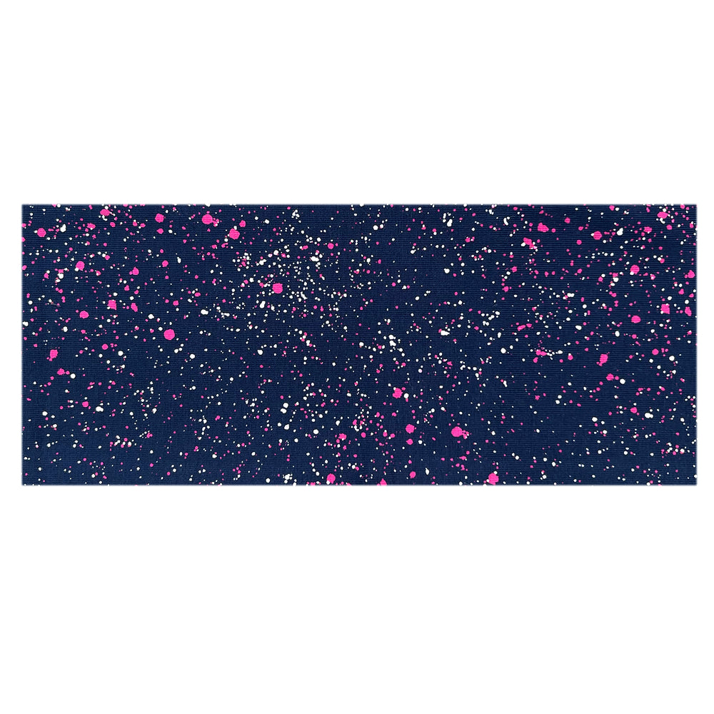 Nahaufnahme des Wollhuhn Elastisches Öko Stirnband / Haarband Jersey Zweilagig Breit Galaxy Sprenkel Rot, handgemacht aus weichem, dehnbarem Bio-Baumwollstoff mit blauen und pinken Sprenkeln.