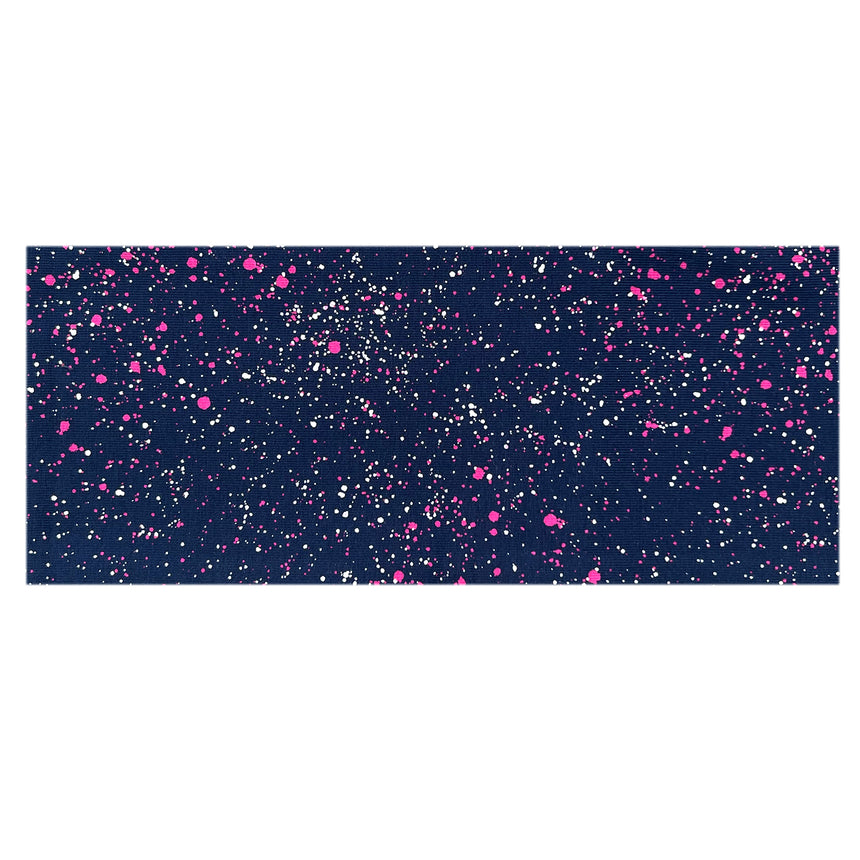 Nahaufnahme des Wollhuhn Elastisches Öko Stirnband / Haarband Jersey Zweilagig Breit Galaxy Sprenkel Rot, handgemacht aus weichem, dehnbarem Bio-Baumwollstoff mit blauen und pinken Sprenkeln.