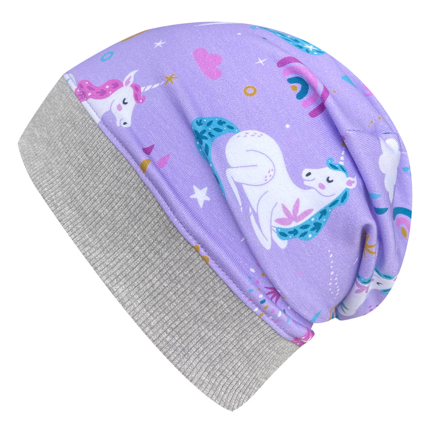 Wollhuhn Dünne Öko Beanie-Mütze mit Einhorn- und Sternenmuster auf fliederfarbenem Jersey, handgefertigt und elastisch für Kinder, ideal für Übergangszeiten.