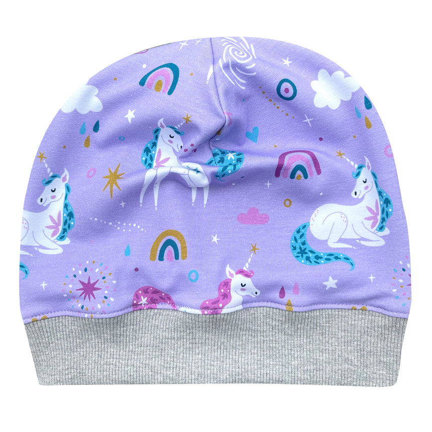 Wollhuhn Dünne Öko Beanie-Mütze: Lila Beanie mit Einhörnern und Regenbögen, handgemacht aus weichem, dehnbarem Öko-Jersey, ideal für kühle Tage.