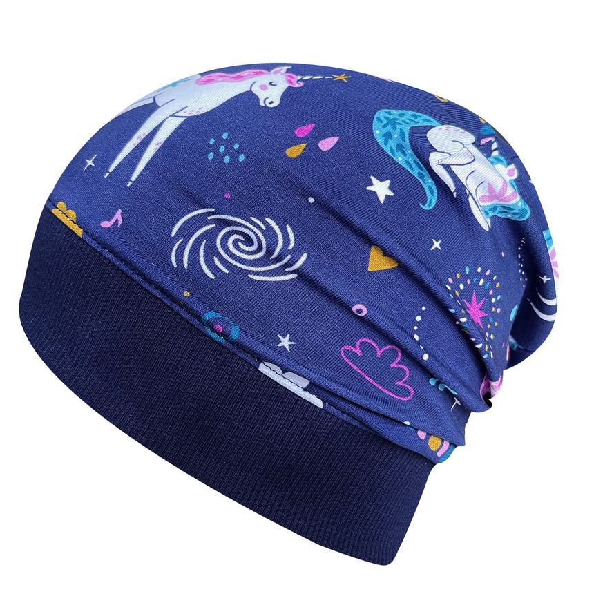 Wollhuhn Dünne Öko Beanie-Mütze: Dunkelblaue Beanie mit Einhorn- und Sternenmuster. Handgefertigt, elastisch und ideal für Übergangszeiten. Perfekt für aktive Kinder.