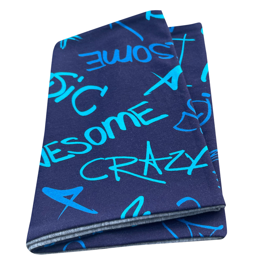 Wollhuhn Leichtes Lockeres Öko Jersey Halstuch Cool Music Blau, handgemacht, bequem und wendbar, mit blauen Schriftzügen auf blauem Stoff für Kinder. Schützt vor Wind und Sonne.