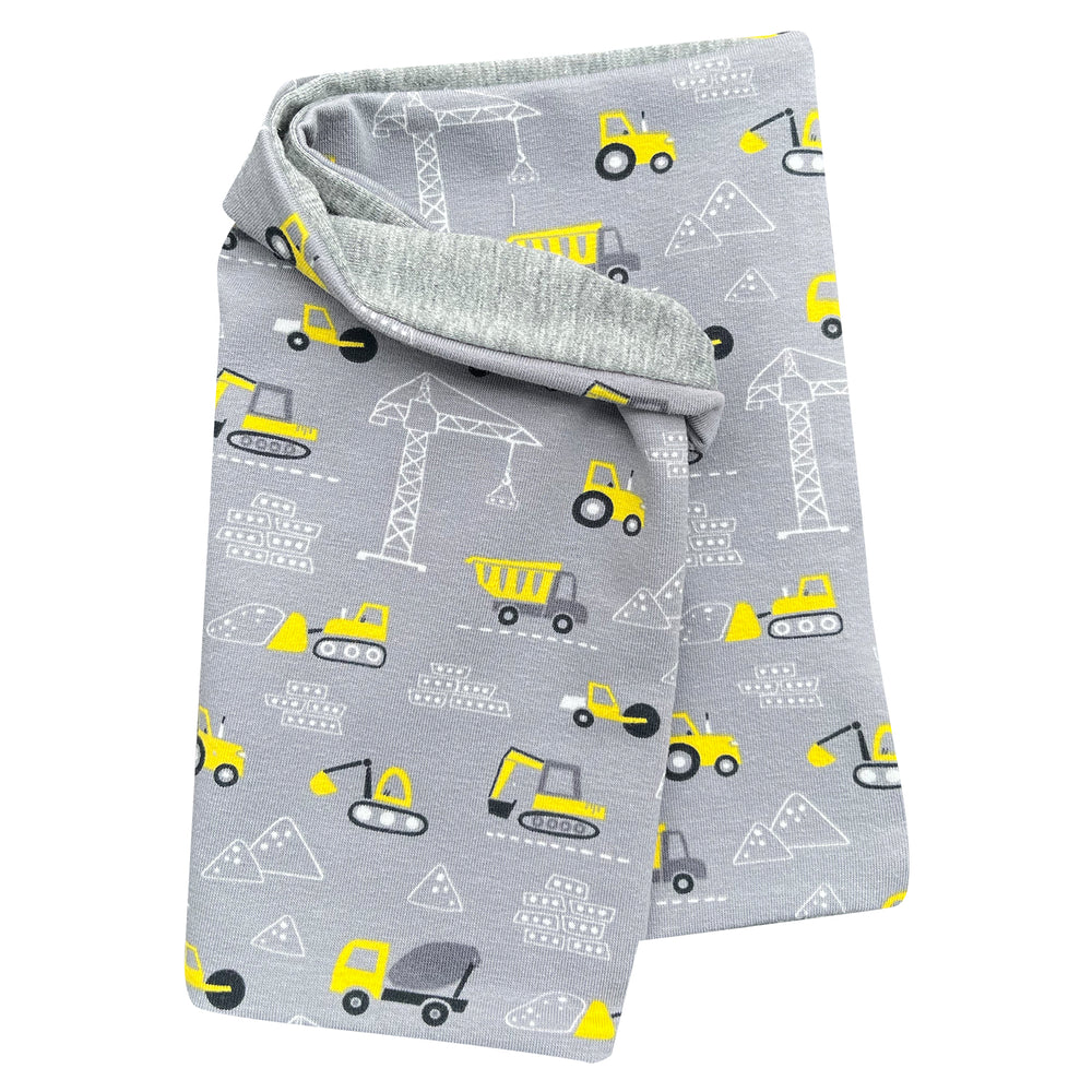 Wollhuhn Leichtes Öko Jersey Halstuch mit Baustellenmotiv, zeigt grauen Schlupfschal mit gelben Fahrzeugen. Handgemacht, weich und ideal für Übergangszeiten.