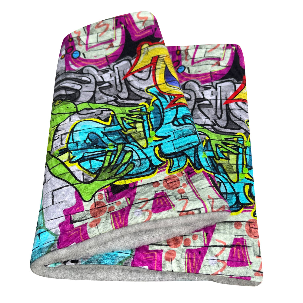Wollhuhn Halstuch / Schlupfschal / Loop WARM mit Fleece, zeigt ein buntes Streetart/Graffiti-Muster, handgefertigt für Komfort und Wärme, ideal für Übergangszeiten.