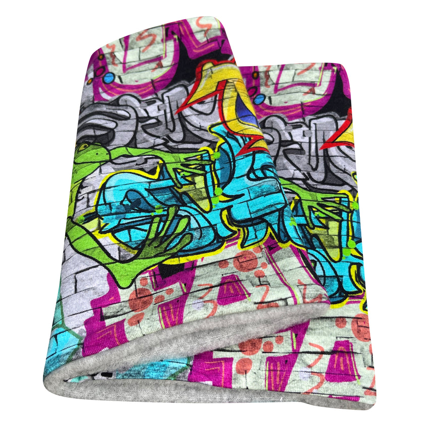 Wollhuhn Halstuch / Schlupfschal / Loop WARM mit Fleece, zeigt ein buntes Streetart/Graffiti-Muster, handgefertigt für Komfort und Wärme, ideal für Übergangszeiten.