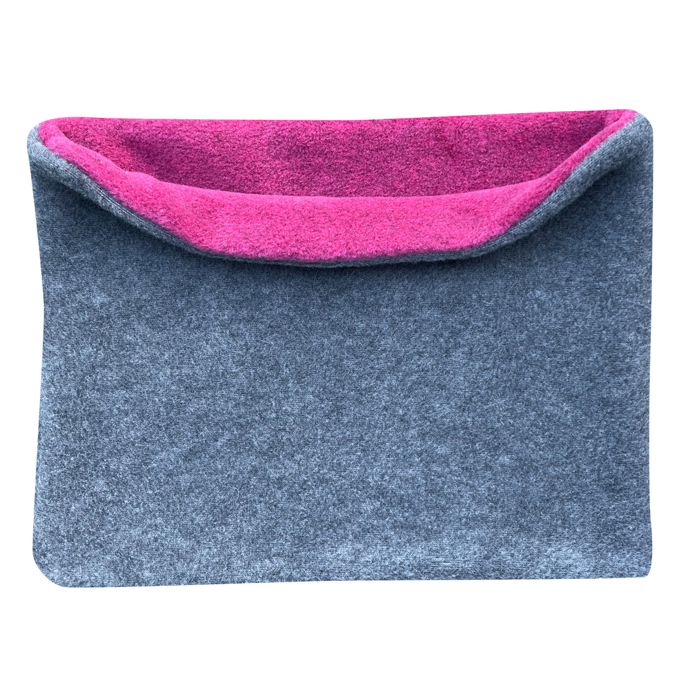 Nahaufnahme des Wollhuhn WINTER Halstuchs „Unser Wärmster“, doppellagig aus Fleece, ideal für Kinder und Erwachsene, handgemacht in Deutschland.