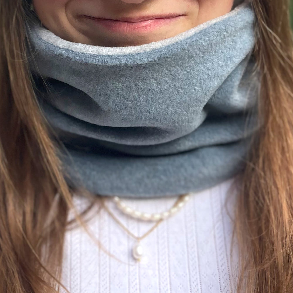 Frau trägt Wollhuhn WINTER Halstuch/Schlupfschal „Unser Wärmster“, aus zwei Lagen Fleece. Perfekt für zuverlässigen Kälteschutz, handgefertigt in Deutschland.