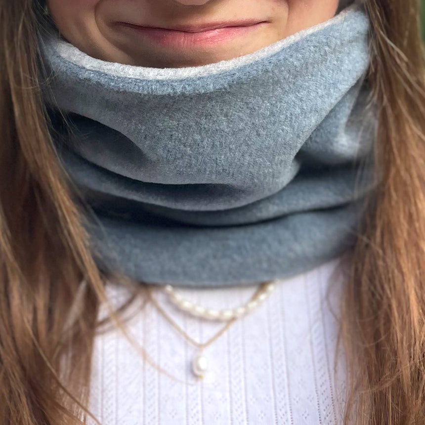 Frau trägt Wollhuhn WINTER Halstuch/Schlupfschal „Unser Wärmster“, aus zwei Lagen Fleece. Perfekt für zuverlässigen Kälteschutz, handgefertigt in Deutschland.