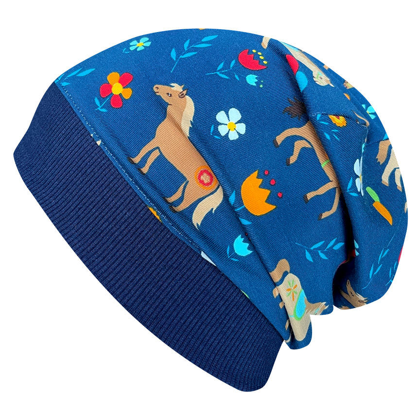 Wollhuhn Dünne Öko Beanie-Mütze Sommer/Übergang: Handgemachte, dehnbare Beanie mit Pferdemuster auf blauem Stoff, ideal für kühle Tage und unter Helmen tragbar.