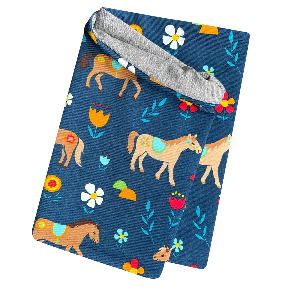 Wollhuhn Leichtes Öko Jersey Halstuch in Jeansblau, handgefertigt, zeigt Pferde und Blumenmuster. Ideal für Übergangszeiten, bequem überziehbar, perfekt für Kinder.