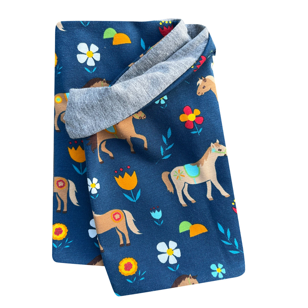 Wollhuhn Leichtes Öko Jersey Halstuch mit Pferde- und Blumenmuster, handgefertigt, ideal für Frühling und Herbst, locker und für Kleinkinder leicht überziehbar.