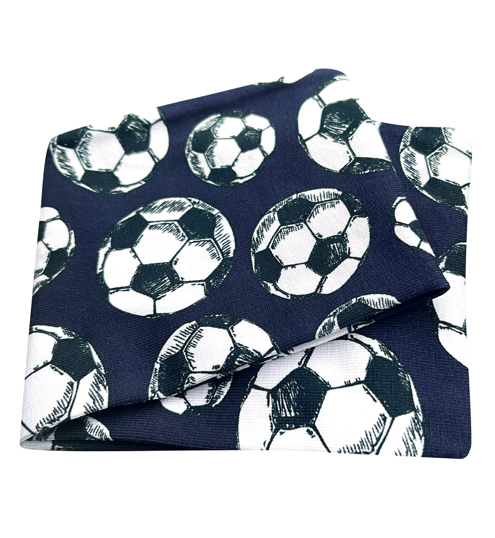 Wollhuhn Elastisches Öko Stirnband, zweilagig und breit, mit Fußballmotiv. Handgemacht, ideal für Sport und Freizeit, aus weicher, zertifizierter Bio-Baumwolle.