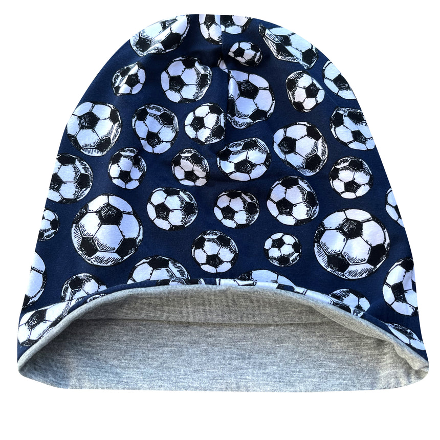 Wollhuhn Öko Long Beanie / Wendemütze: Tiefblau mit Fußballmuster, innen graues Jerseyfutter. Zweilagig, bequem, ideal für Kinder, ganzjährig tragbar.