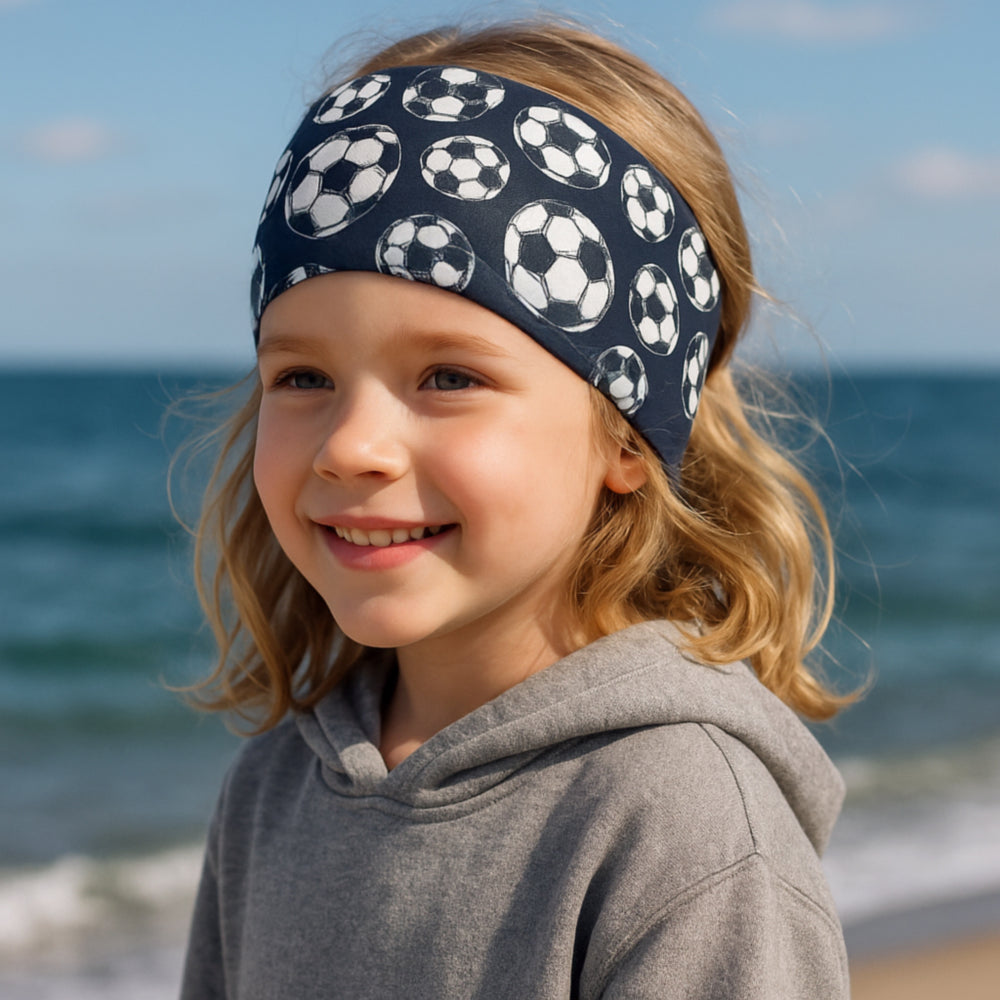 Mädchen am Strand mit Wollhuhn Elastisches Öko Stirnband, zweilagig, breit, aus Jersey. Handgemacht, ideal für Outdoor-Aktivitäten, schützt Ohren und bleibt atmungsaktiv.