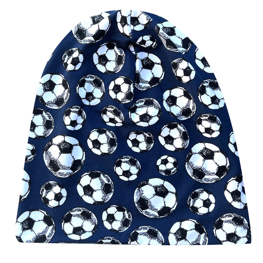 Wollhuhn Öko Long Beanie: Zweilagige, wendbare Mütze mit Fußballmuster aus weichem, dehnbarem Jersey, handgefertigt in Deutschland, ideal für Kinder und Jugendliche.