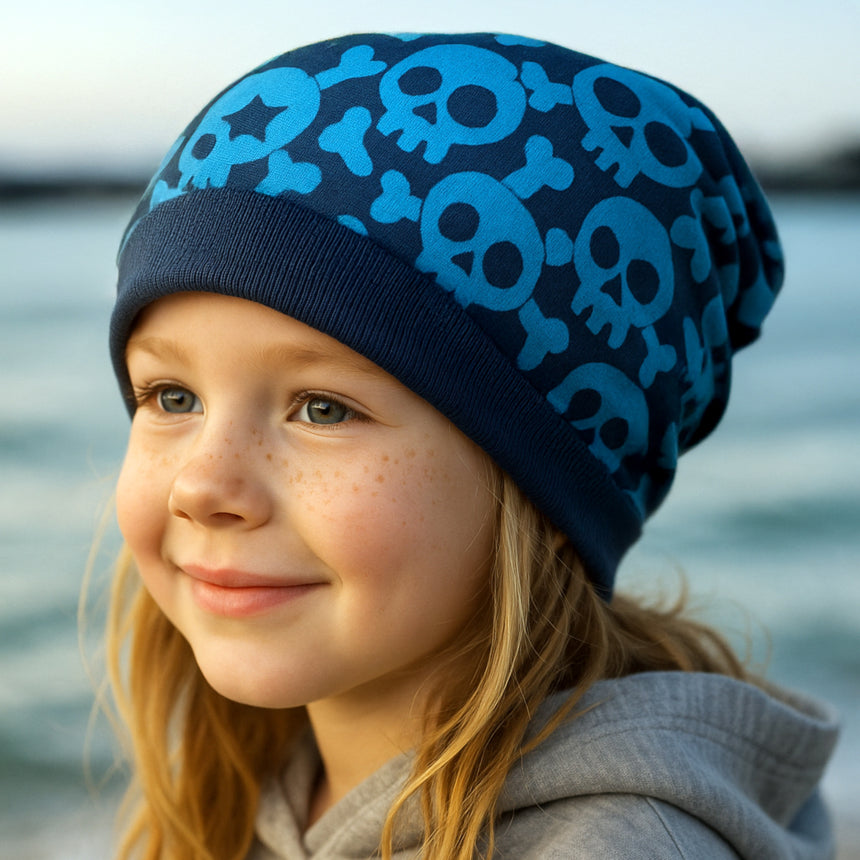 Wollhuhn Dünne Öko Beanie-Mütze: Handgemachte, elastische Beanie aus Öko-Jersey, perfekt für Übergangszeiten. Komfortabel unter Helmen, wächst mit, ideal für aktive Kinder.