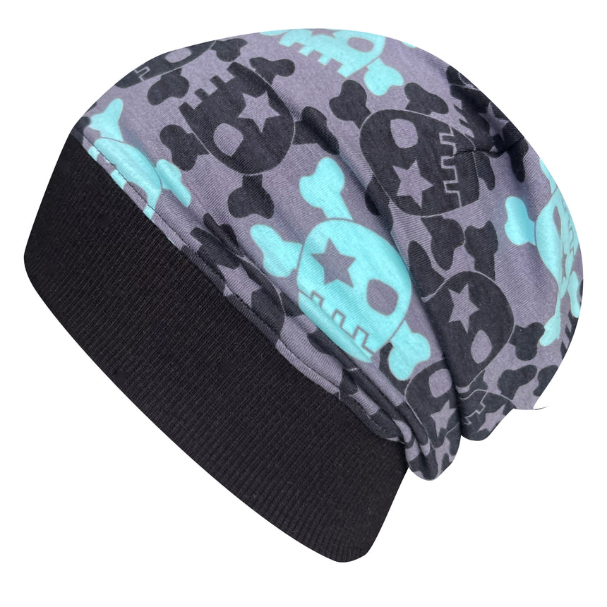 Wollhuhn Dünne Öko Beanie-Mütze Sommer/Übergang Einlagig Skulls Grau/Mint, handgemachte graue Beanie mit blauen Totenköpfen und Sternen, ideal für Übergangszeiten.