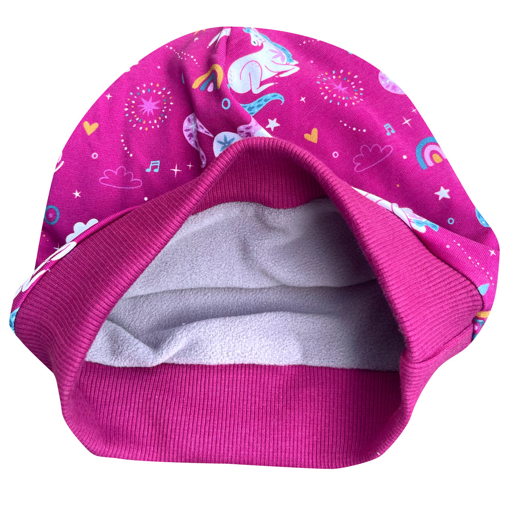 Wollhuhn ADD-ON Fleece-Futter für dünne Beanies, zeigt eine pinke Beanie mit Einhorn-Design und grauem Fleece-Innenfutter für extra Wärme und Komfort.