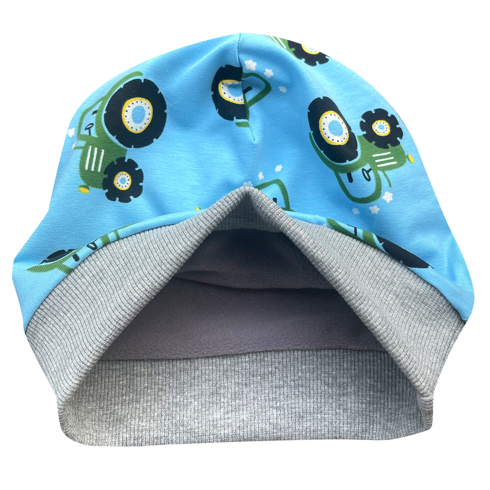 Wollhuhn ADD-ON Fleece-Futter für die Dünnen Beanies: Blaue Beanie mit grünen Traktordesigns, ideal für Winterwärme, individuell gefertigt mit hellgrauem Öko-Sportfleece.