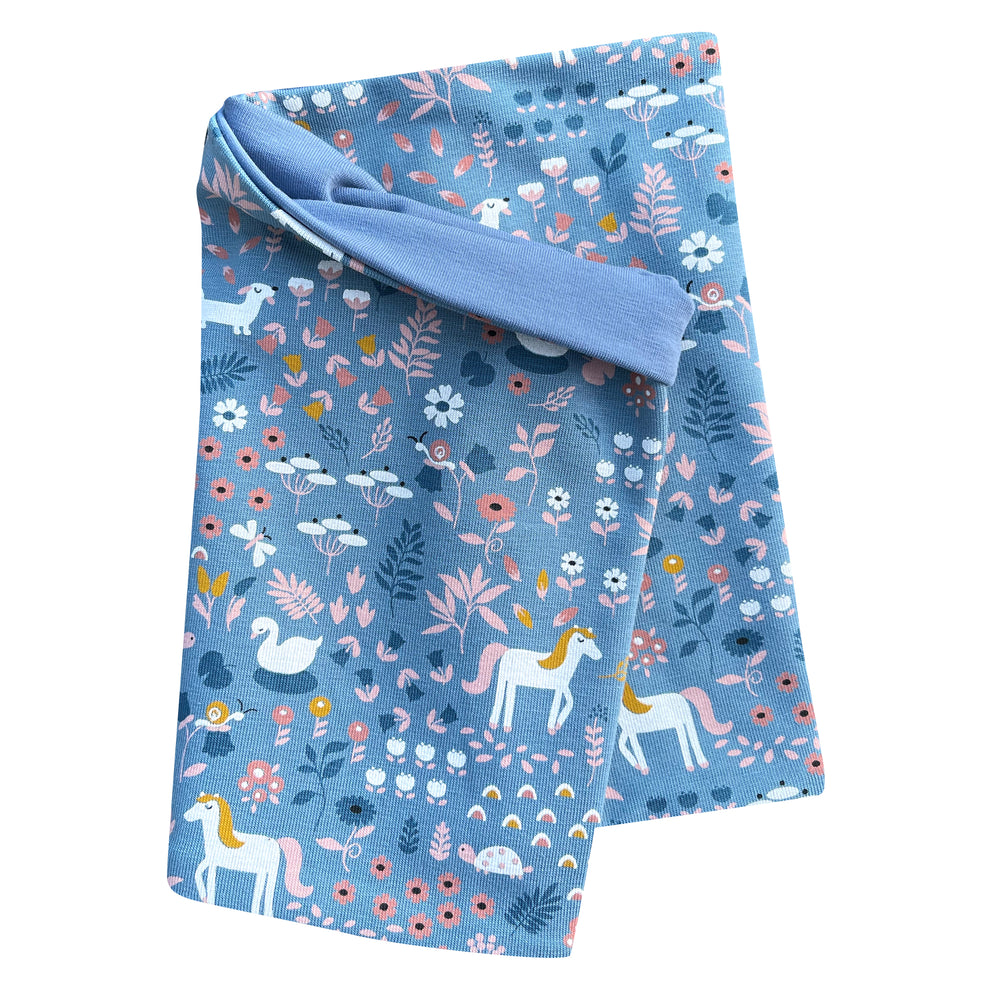 Wollhuhn Leichtes Jersey Halstuch mit Pferde- und Blumenmotiv in Blau, handgefertigt aus weichem Öko-Jersey, ideal für Frühling und Herbst.